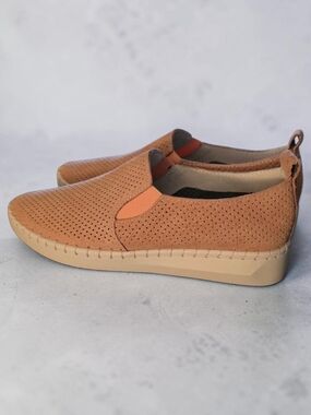 bernie mev. Women's Perforated Slip-On Loafers in Pink